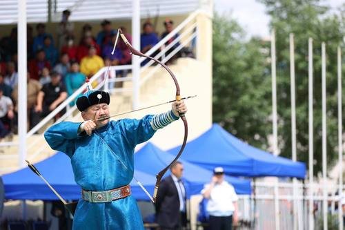 Ерөнхийлөгч дуут сумаар харвалаа